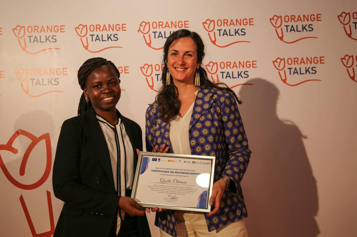 EmbEspMaputo's tweet photo. A liderança cresce através do diálogo.
 
A nossa Embaixadora por Um Dia, Gizela Chimoio participou no #OrangeTalks com a Dra. Esselina Macome sobre mulheres na liderança, reafirmando o seu papel na promoção da #igualdadedegénero e na criação de oportunidades em 🇲🇿. https://t.co/e5GQgQofPN