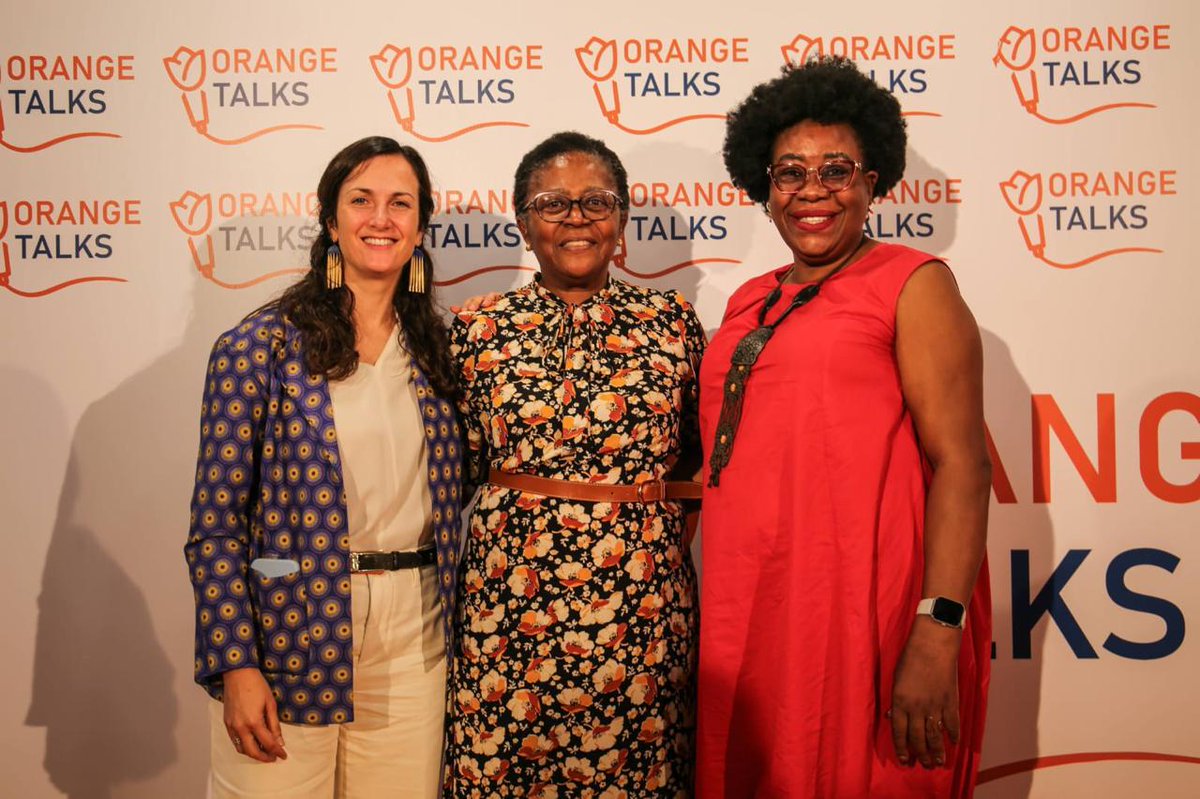 EmbEspMaputo's tweet photo. A liderança cresce através do diálogo.
 
A nossa Embaixadora por Um Dia, Gizela Chimoio participou no #OrangeTalks com a Dra. Esselina Macome sobre mulheres na liderança, reafirmando o seu papel na promoção da #igualdadedegénero e na criação de oportunidades em 🇲🇿. https://t.co/e5GQgQofPN
