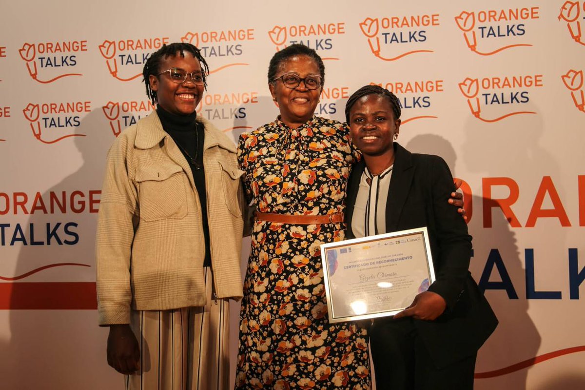 EmbEspMaputo's tweet photo. A liderança cresce através do diálogo.
 
A nossa Embaixadora por Um Dia, Gizela Chimoio participou no #OrangeTalks com a Dra. Esselina Macome sobre mulheres na liderança, reafirmando o seu papel na promoção da #igualdadedegénero e na criação de oportunidades em 🇲🇿. https://t.co/e5GQgQofPN