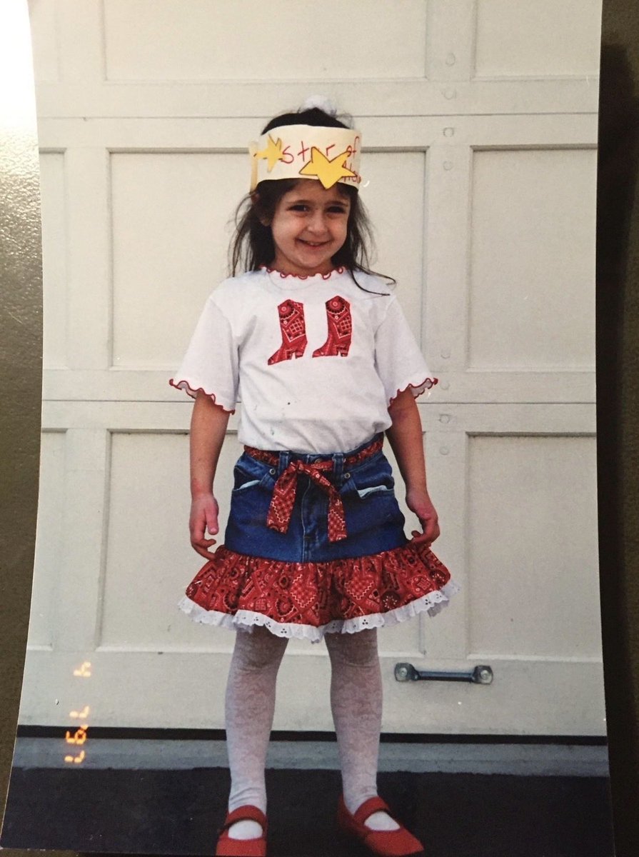 pixielexiee's tweet photo. 1. I Love that Taylor Swift and I match. &amp; 

2. Why did we ALL have this outfit????  https://t.co/9Bi6l6wCUp https://t.co/9FolqJvjXS