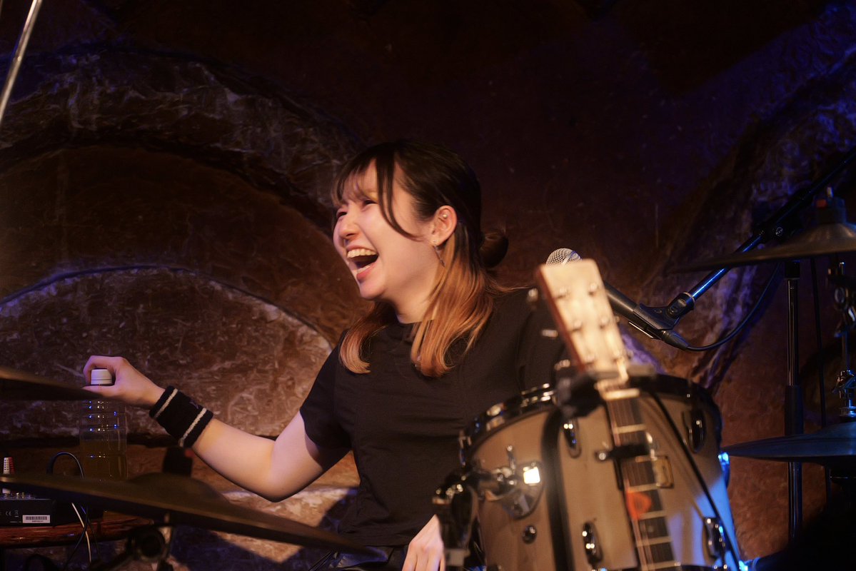 yui_drums_'s tweet photo. どのタイミングの笑顔かわからんライブ写真がいっぱいあるんだけど、多分全部MCなんよな。

笑顔というか、爆笑。 https://t.co/sRusSND7JK