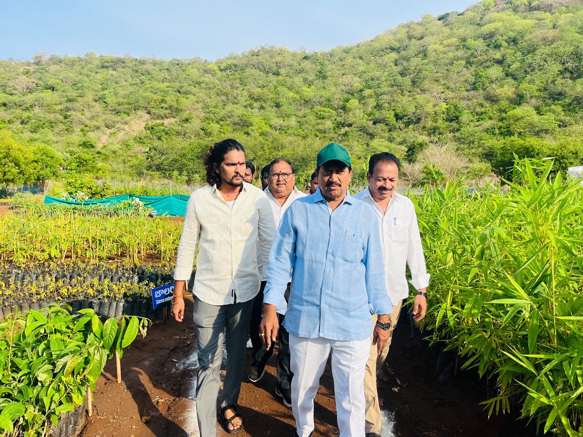 S_UdayaBhanu03's tweet photo. ప్రతి ఒక్కరూ ఒక మొక్క నాటాలి: ఉప ముఖ్యమంత్రి @PawanKalyan గారు.
2.5 కోట్ల విత్తన బంతుల తయారీ కార్యక్రమం ప్రారంభం.
కార్యక్రమంలో పాల్గొన్న సామినేని ఉదయభాను గారు.ప్రపంచ పర్యావరణ దినోత్సవం సందర్భంగా రాష్ట్రంలో పచ్చదనాన్ని పెంపొందించేందుకు చేపట్టిన “హరిత సమరం”.
@JanaSenaParty #TeamSUB https://t.co/wHTnq1yrqX