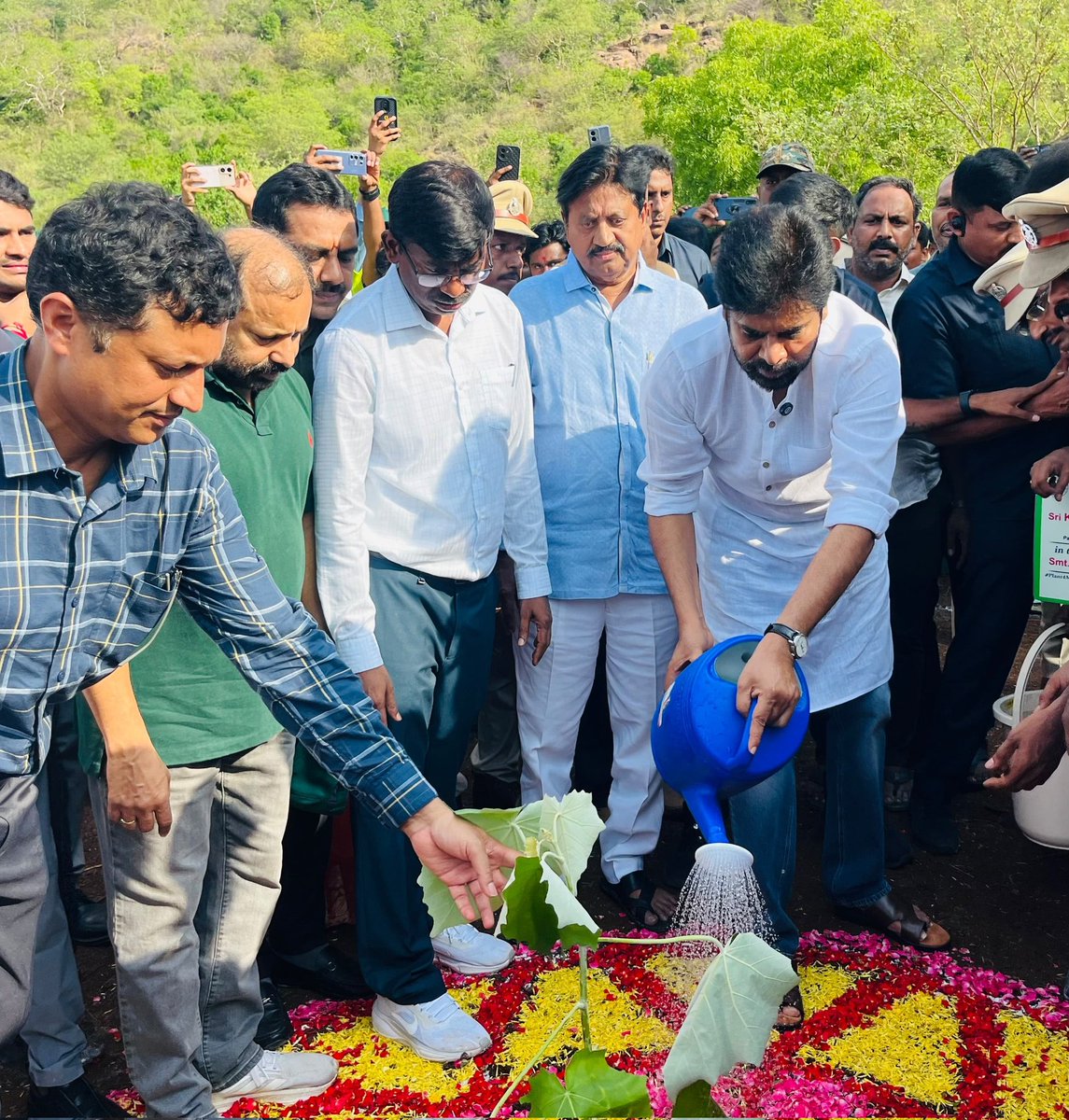 S_UdayaBhanu03's tweet photo. ప్రతి ఒక్కరూ ఒక మొక్క నాటాలి: ఉప ముఖ్యమంత్రి @PawanKalyan గారు.
2.5 కోట్ల విత్తన బంతుల తయారీ కార్యక్రమం ప్రారంభం.
కార్యక్రమంలో పాల్గొన్న సామినేని ఉదయభాను గారు.ప్రపంచ పర్యావరణ దినోత్సవం సందర్భంగా రాష్ట్రంలో పచ్చదనాన్ని పెంపొందించేందుకు చేపట్టిన “హరిత సమరం”.
@JanaSenaParty #TeamSUB https://t.co/wHTnq1yrqX