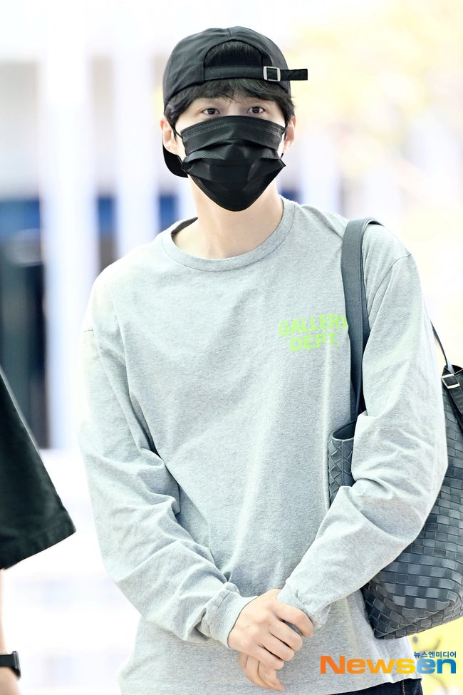 _bearsh's tweet photo. 260605 출국 #김선호 https://t.co/SOND10vARW
