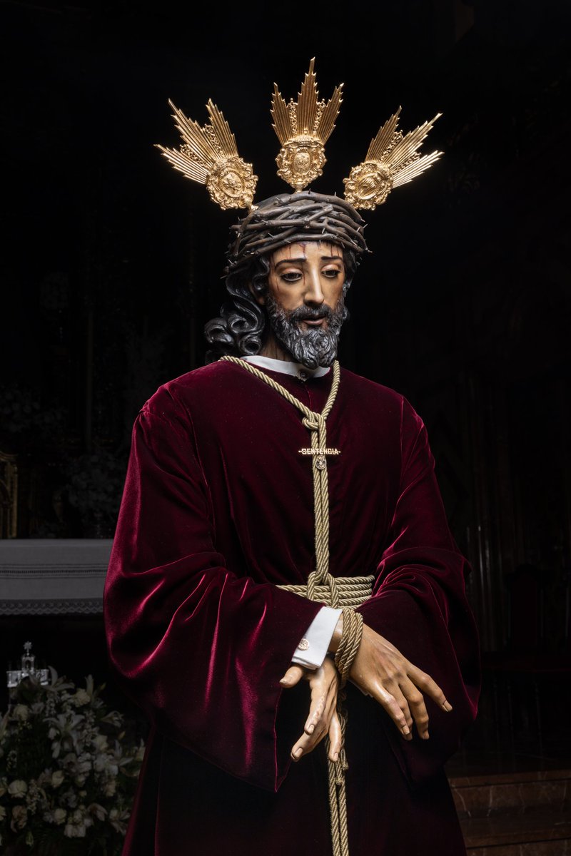 Hdad_Macarena's tweet photo. 🟣 BESAMANOS | Como cada primer viernes de mes, Nuestro Padre Jesús de la Sentencia permanecerá expuesta en devoto besamanos para la oración y veneración de hermanos, fieles y devotos.

🕗 Horario:
De 08:00 a 21:00 horas, de forma ininterrumpida.

✝️ Santa Misa en honor a Nuestro Padre Jesús de la Sentencia:
• 20:00 horas

Que este primer viernes de mes nos prepare para celebrar con un corazón dispuesto la fiesta del Corpus Christi, adorando y acompañando al Señor que nunca deja de caminar junto a nosotros.

🙏🏼 “Señor de la Sentencia, haz que, al contemplar tu rostro, aprendamos a reconocerte siempre presente en el Sacramento de tu Amor.”

📸 @Randofer94 / @PMFotoscofrades