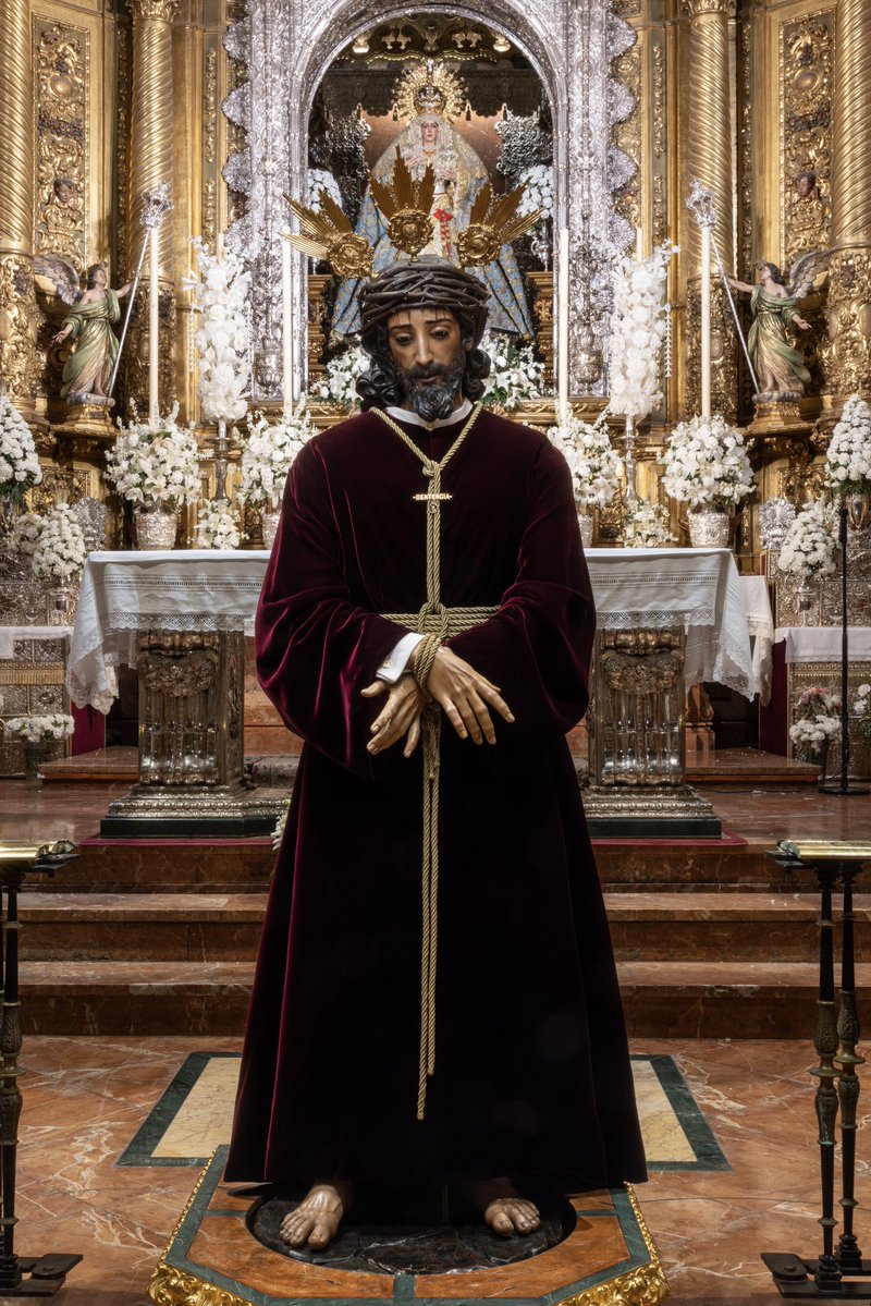 Hdad_Macarena's tweet photo. 🟣 BESAMANOS | Como cada primer viernes de mes, Nuestro Padre Jesús de la Sentencia permanecerá expuesta en devoto besamanos para la oración y veneración de hermanos, fieles y devotos.

🕗 Horario:
De 08:00 a 21:00 horas, de forma ininterrumpida.

✝️ Santa Misa en honor a Nuestro Padre Jesús de la Sentencia:
• 20:00 horas

Que este primer viernes de mes nos prepare para celebrar con un corazón dispuesto la fiesta del Corpus Christi, adorando y acompañando al Señor que nunca deja de caminar junto a nosotros.

🙏🏼 “Señor de la Sentencia, haz que, al contemplar tu rostro, aprendamos a reconocerte siempre presente en el Sacramento de tu Amor.”

📸 @Randofer94 / @PMFotoscofrades