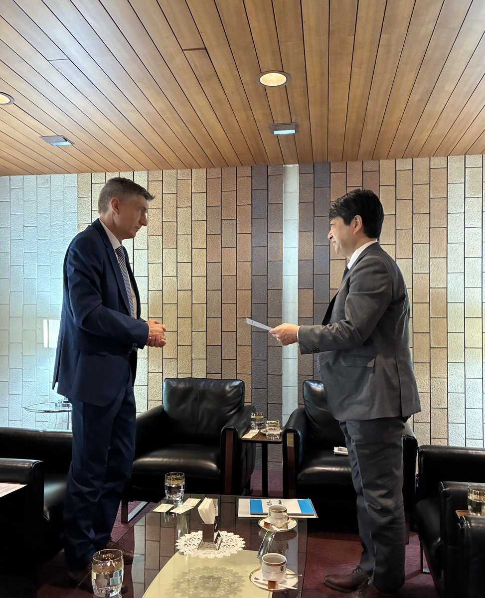 Czechia_JP's tweet photo. 🇯🇵と🇨🇿は高度な自動車産業への共通の情熱によって結ばれています。トヨタの事業・販売Presidentの南部 裕氏との議論は、共通の課題を共に克服するための道筋を示しました。クルチャル大使は、ハヴリーチェク産業貿易大臣からトヨタ自動車の近健太社長に宛てた書簡を手渡しました。#CzechEmbassyTokyo https://t.co/oLirgJRR6m