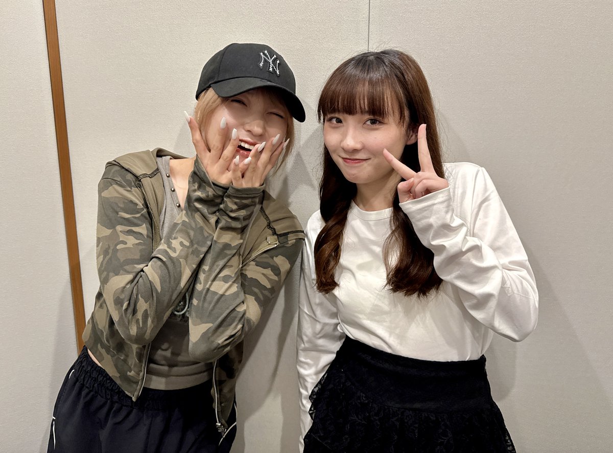 beyodoyo795's tweet photo. ／

　　#BEYOOOOONDS
#高瀬くるみ × #清野桃々姫
　　　　  緊急対談

＼

卒業直前SP企画として緊急対談も実施。
2人の目には涙が...💧

＊2018年6月の発表会。 
　辞める決意をしていた清野桃々姫 

＊「何が何でもここで一花咲かせる」 
　高瀬くるみデビュー前の執念 

＊清野桃々姫 休養と高瀬くるみの卒業の想い

＊ "BEYOOOOONDSが変えてくれました。
　高瀬くるみという人間を"

📻：https://t.co/t7TEs0Z3K5

お楽しみに🍑

#ビヨドヨ795