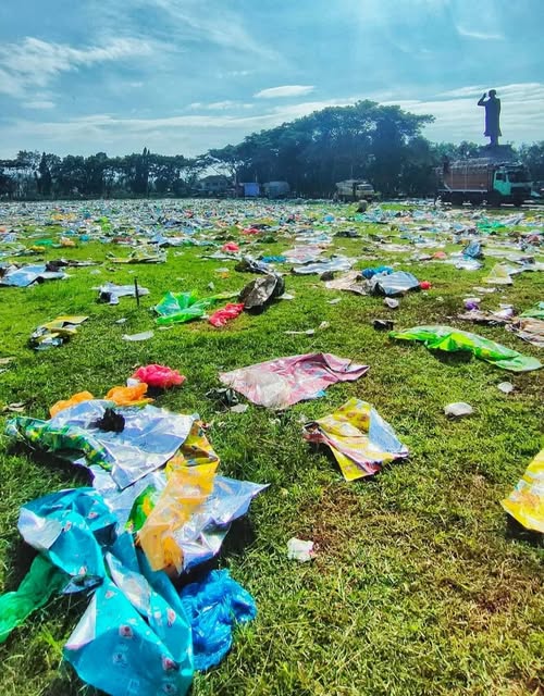 daruzarmedian's tweet photo. Kenapa di lingkungan kita akhlak yang baik diajarkan seolah-olah hanya sebatas menunduk-nunduk atau menghormati orang yang lebih tua? Hanya sebatas mencium tangan dan mengharap berkah dari pemuka agama? Hanya sebatas laku moral pada manusia saja? https://t.co/DTrHd799nt