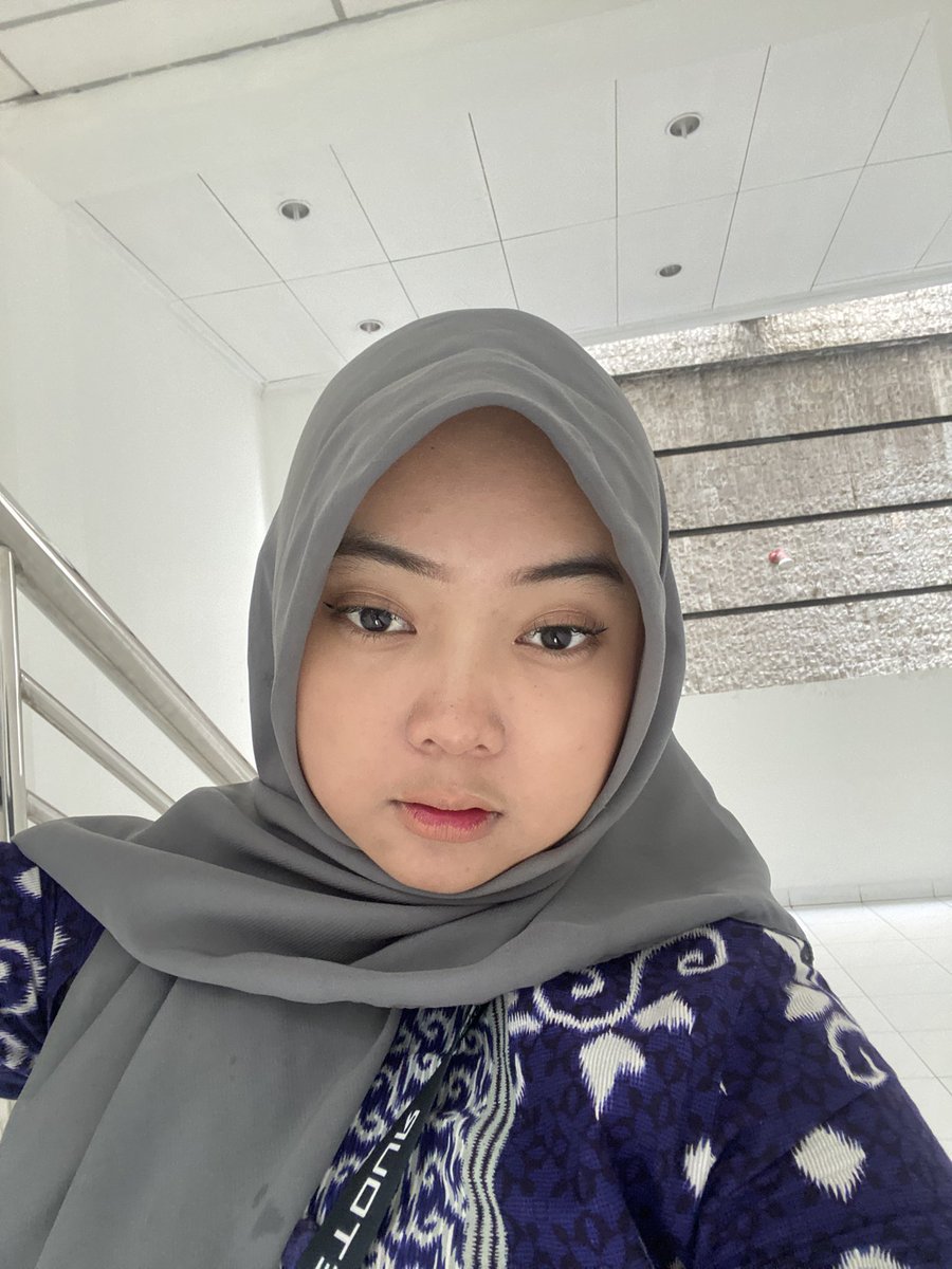 feelsappear's tweet photo. tgif, batik day https://t.co/gBKFqRUBpe
