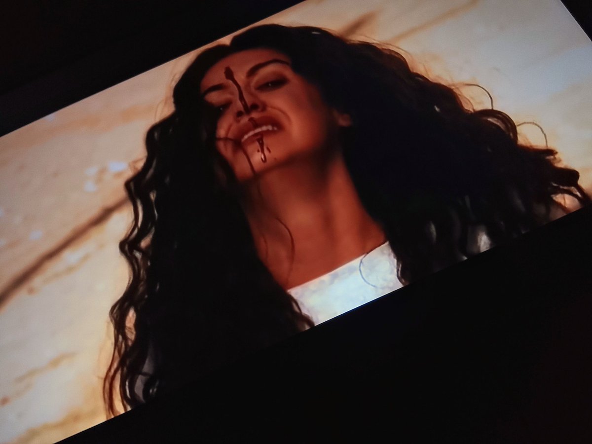 catlgj's tweet photo. زوجها اتمها بالزنا باطل و اتفق مع إمام القرية
هما حفروا حفرة ودفنوها فيها لحد وسطها تقريبا عشان ما تقدرش 
تهرب ولا تدافع عن نفسها
وولادها وأبوها كانوا من أوائل الناس اللي رموا عليها الحجارة https://t.co/foOS8aidt2