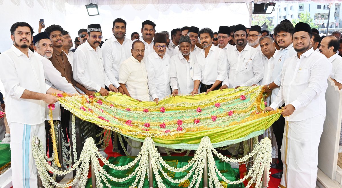 CMOTamilnadu's tweet photo. மாண்புமிகு  தமிழ்நாடு  முதலமைச்சர்  திரு.ச.ஜோசப் விஜய் அவர்கள், கண்ணியமிக்க காயிதே மில்லத் அவர்களின் 131-வது பிறந்தநாளை முன்னிட்டு, இன்று (5.6.2026) சென்னை,  திருவல்லிக்கேணி, வாலாஜா பெரிய பள்ளிவாசல் வளாகத்தில் அமைந்துள்ள அவரது நினைவிடத்தில் மலர்ப்போர்வை அணிவித்து மலர் தூவி மரியாதை செலுத்தினார்கள்.
#CMJosephVijay‌
