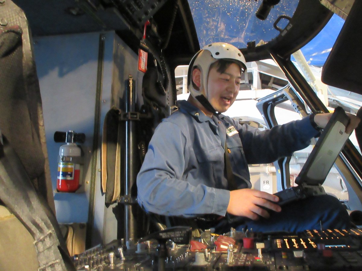 JMSDF_WG2's tweet photo. 「さみだれ」飛行科員は搭載航空機（SH-60K）の整備と飛行作業支援を行います。
監視、輸送、潜水艦捜索など、多様な任務に対応する航空機が安全に飛行するために日々の入念な点検は欠かせません！

#第2水上戦群 https://t.co/t51qNUd225