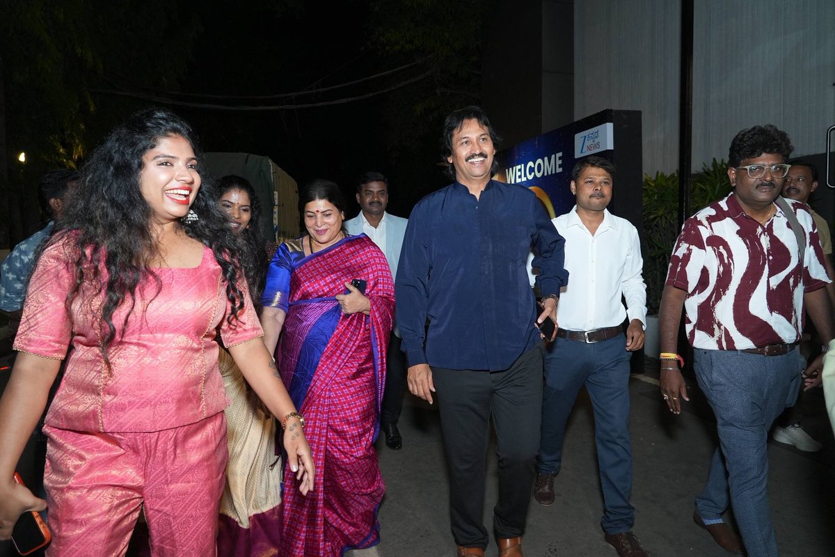 kumarbangarappa's tweet photo. ಝೀ ಕನ್ನಡ ನ್ಯೂಸ್ ರಿಯಲ್ ಸ್ಟಾರ್ಸ್ ಅವಾರ್ಡ್ಸ್ - 2026 🌟

​ಬೆಂಗಳೂರಿನ 'ದಿ ಲಲಿತ್ ಅಶೋಕ್' ಹೋಟೆಲ್‌ನಲ್ಲಿ ಆಯೋಜಿಸಲಾಗಿದ್ದ "ಝೀ ಕನ್ನಡ ನ್ಯೂಸ್ ರಿಯಲ್ ಸ್ಟಾರ್ಸ್ ಅವಾರ್ಡ್ಸ್ - 2026" ಪ್ರಶಸ್ತಿ ಪ್ರದಾನ ಸಮಾರಂಭದಲ್ಲಿ ಭಾಗವಹಿಸಿ, ಸಮಾಜದ ವಿವಿಧ ಕ್ಷೇತ್ರಗಳಲ್ಲಿ ಗಣನೀಯ ಸಾಧನೆ ಮಾಡಿದ ಸಾಧಕರಿಗೆ ಪ್ರಶಸ್ತಿ ನೀಡಿ ಗೌರವಿಸಲಾಯಿತು.

​ವಿವಿಧ ಕ್ಷೇತ್ರಗಳಲ್ಲಿ ತಮ್ಮದೇ ಆದ ವಿಶಿಷ್ಟ ಛಾಪು ಮೂಡಿಸಿ, ಸಮಾಜದ ಏಳಿಗೆಗಾಗಿ ಶ್ರಮಿಸುತ್ತಿರುವ ನೈಜ ಸಾಧಕರನ್ನು (Real Stars) ಗುರುತಿಸಿ ಪ್ರೋತ್ಸಾಹಿಸುತ್ತಿರುವ 'ಝೀ ಕನ್ನಡ ನ್ಯೂಸ್' ವಾಹಿನಿಯ ಈ ಸತ್ಕಾರ್ಯ ಶ್ಲಾಘನೀಯ. ಪ್ರಶಸ್ತಿ ಪುರಸ್ಕೃತರಾದ ಎಲ್ಲಾ ಸಾಧಕರಿಗೂ ನನ್ನ ಹೃತ್ಪೂರ್ವಕ ಅಭಿನಂದನೆಗಳು. ನಿಮ್ಮ ಸಾಧನೆ ಇತರರಿಗೂ ಪ್ರೇರಣೆಯಾಗಲಿ.

​ಈ ಸಂದರ್ಭದಲ್ಲಿ ಕರ್ನಾಟಕ ಚಲನಚಿತ್ರ ವಾಣಿಜ್ಯ ಮಂಡಳಿಯ (KFCC) ಪ್ರಸ್ತುತ ಅಧ್ಯಕ್ಷರು ಹಿರಿಯ ನಟಿ ಮತ್ತು ಮಾಜಿ ಸಚಿವರಾದ ಡಾ. ಜಯಮಾಲಾ ಅವರು. 'ಝೀ ಕನ್ನಡ ನ್ಯೂಸ್' ಮುಖ್ಯಸ್ಥರಾದ ರವಿ ಎಸ್ ಅವರೂ ಸೇರಿದಂತೆ ಹಲವು ಗಣ್ಯರು ಉಪಸ್ಥಿತರಿದ್ದರು.
​#KumarBangarappa #ZeeKannadaNews #RealStarsAwards2026 #Bengaluru #TheLalitAshok #ProudMoment #Recognition #SocialService #Karnataka