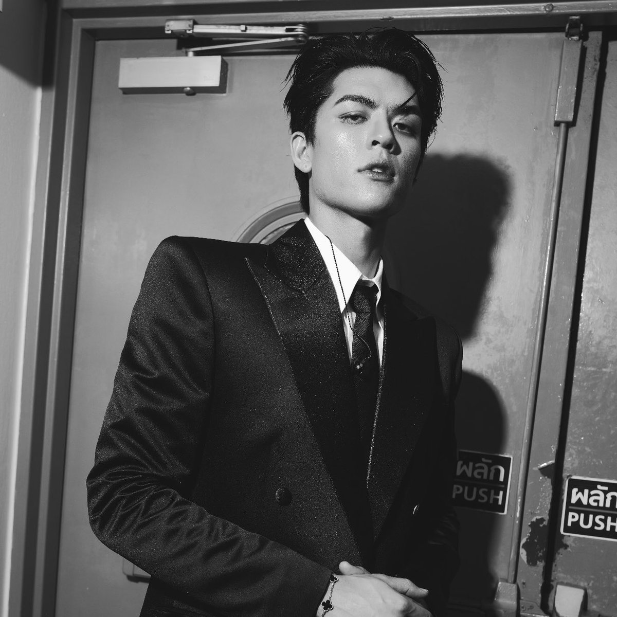 mineootodae's tweet photo. เจ้าของวลีที่มักเกิ้ล/คนนอกด้อมมอบให้ : 

-หน้าปฏิเสธสัญชาติไทย
-หน้าเก่าแบบพระเอกฮอลีวูดยุค 40s-50s 
-ผู้ชายในฝันของจอมพล ป.
-เกิดมาแล้วซ้ายเลย https://t.co/WCVniPuUPR
