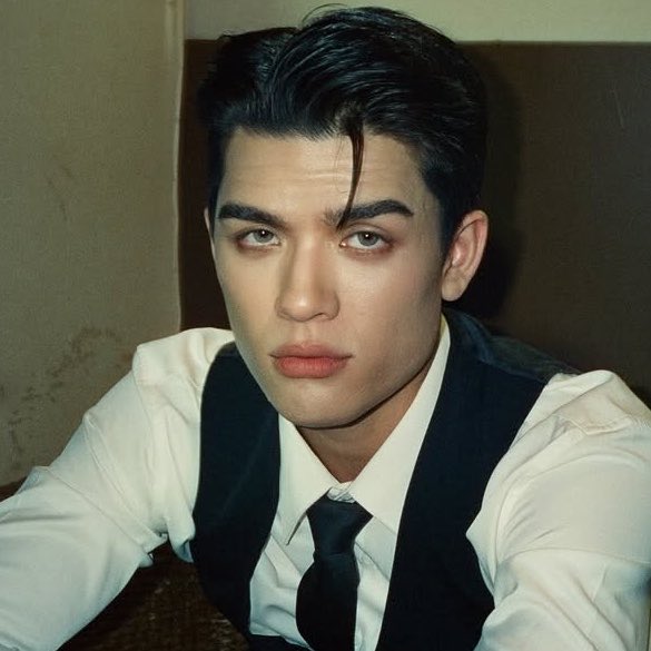 mineootodae's tweet photo. เจ้าของวลีที่มักเกิ้ล/คนนอกด้อมมอบให้ : 

-หน้าปฏิเสธสัญชาติไทย
-หน้าเก่าแบบพระเอกฮอลีวูดยุค 40s-50s 
-ผู้ชายในฝันของจอมพล ป.
-เกิดมาแล้วซ้ายเลย https://t.co/WCVniPuUPR