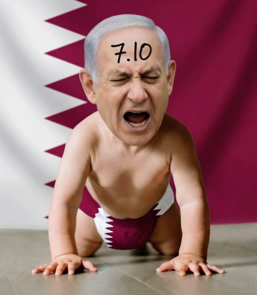 AmiDror's tweet photo. מכירים את הילד הזה שנשכב באמצע הקניון על הרצפה, דופק את הראש בקיר, צורח מלוא הגרון ובועט לכל עבר בזמן שכולם מסתכלים עליו ועל ההורים האומללים שלו במבט חצי מצטער וחצי נגעל? אז תסתכלו טוב על מה שקורה פה בימים האחרונים, כי זה בדיוק מממן החמאס!

הפסיכולוגיה של התופעה הזו פשוטה להחריד: כשילד מבין שהוא איבד שליטה ושאף אחד כבר לא סופר אותו, הוא עובר לפרובוקציות כדי שיסתכלו עליו.
בדיוק כמו הילד הזה, העבריין שלנו מנסה לייצר כמה שיותר רעש: תראו אותי, הוא צורח, תראו כמה אני חזק, תראו איזה בלאגן אני מסוגל לעשות. בפועל, המסכה נפלה מזמן וכולם כבר רואים עם מי יש לנו עסק. איש חולני, כמעט בן 80, מתחבא בבית חלופי מפחד הקהל, נשוי למפלצת, בת אחת וכל נכדיו מתכחשים לקיומו, ילד אחד ברח הכי רחוק שאפשר, וילד שני מופרע אפילו יותר מהאמא שלו. אין לו חבר אחד בעולם, השותפים הפוליטיים שלו כבר מחשבים את קצו לאחור, וכל סיפור "מר ביטחון" התרסק לרסיסים עם מזוודות הדולרים שהוא בעצמו העביר לחמאס, עם טבח נתניהו, אלפי החללים, ועם מלחמת 1000 הימים שלא הצליח להכריע באף חזית. אפילו נשיא ארצות הברית קרא לו רק השבוע משוגע, והזכיר לו ולכל העולם שרק בזכות הנשיא מממן החמאס לא יושב עכשיו בכלא!

אז מה נשאר לו לעשות? כמה שיותר רעש! בלאגן! לצרוח מלוא גרון ולשבור כל מה שאפשר. הוא ממנה ראש מוסד שלא יודע אנגלית, הוא הופך את עורך הדין הפרטי שלו למבקר המדינה בסחיטה ובאיומים, הוא מתפעל את המאפיה החרדית, והוא מנסה להעביר את החוקים הכי מופרעים והזויים בשבועיים שנותרו לו בכנסת.

האמת היא כמובן תמונת המראה, והיא עלובה להחריד. הסרטן אוכל אותו מבפנים, הלב שלו גמור, ויד שמאל רועדת במנוחה. הוא כלוא בישראל כפושע מלחמה מבוקש שלא יכול להוציא את האף לרחוב בלי לחטוף את זעם הציבור. בבית צורחים עליו כמעט כל ערב.

ימיו הפוליטים ספורים וכל הסקרים מראים את זה. הגוף בקריסה, הנפש קרסה (כמעט בכל שבוע הוא מודיע שהוא מותש ולא מסוגל להגיע לבית המשפט). אפילו השותפים שלו כבר מריחים את הדם ומכינים את המהומות כי גם הם יודעים שזה הסוף. עוד מעט ההורים יגררו את הילד המפונק הזה מהקניון לרחוב. הוא ימשיך לצרוח, לבעוט ולחבוט כל הדרך הביתה, אבל כולם כבר רואים שהוא ערום.