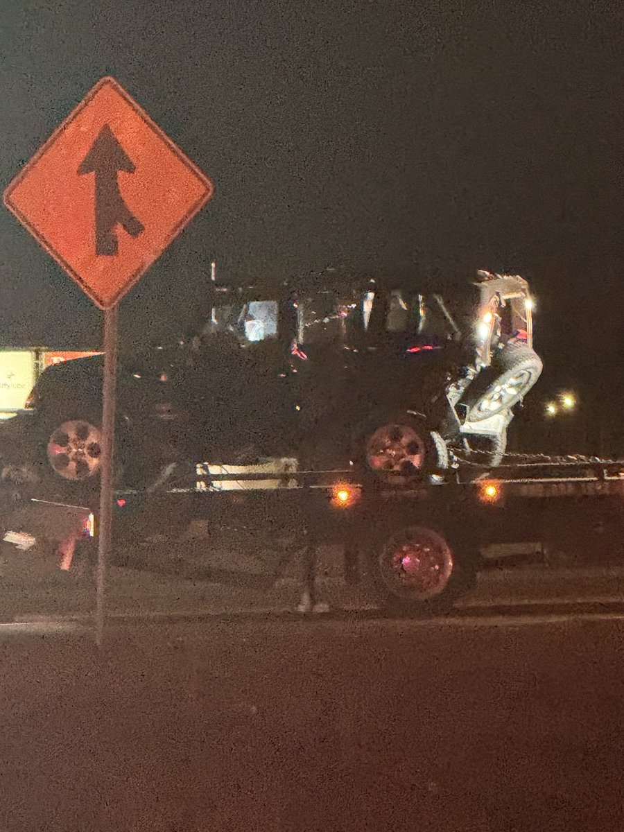 vincent0126's tweet photo. @DenverPolice @DenverPolice it’s at southbound i25 / 8th Ave (209C) before 6th Ave exit 209b &amp; 209a. At 11:41 pm (23:41) two tow trucks are loading the two vehicles. The four door jeep was rear ended by a 4 door old model car with heavy front damage https://t.co/YTslmrm0kj