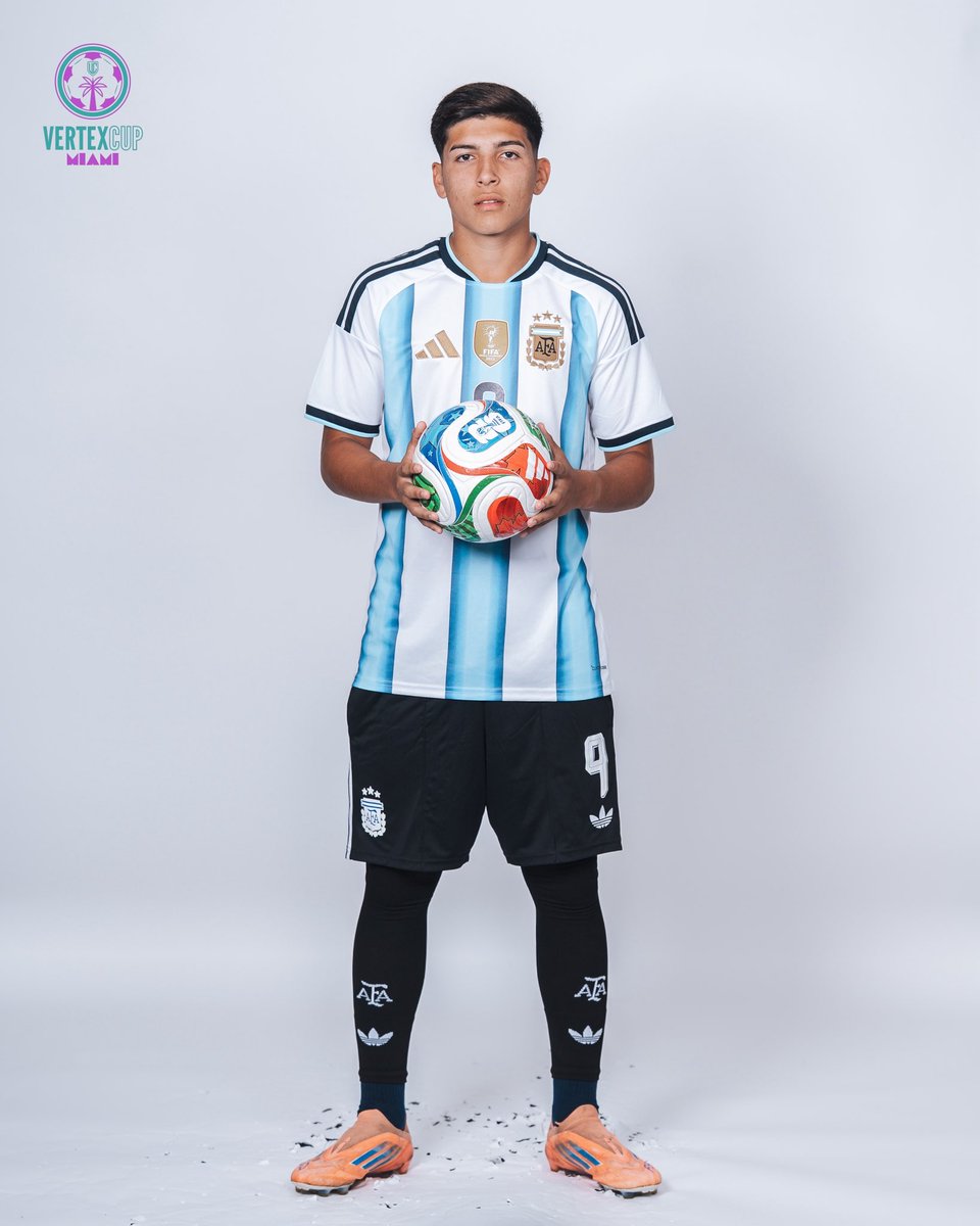 HisDeInferiores's tweet photo. 📊🇦🇷 Bruno Cabral alcanzó los 20 GOLES en 
14 partidos con la Selección Argentina 

⚽️ vs. Costa de Marfil [Sub-16]
⚽️⚽️ vs. Francia [Sub-16]
⚽️⚽️ vs. Estados Unidos [Sub-16]
⚽️⚽️ vs. México [Sub-16]
⚽️⚽️ vs. Brasil [Sub-15]
⚽️⚽️ vs. Uruguay [Sub-15]
⚽️ vs. Paraguay [Sub-15]
⚽️⚽️ vs. Chile [Sub-15]
⚽️⚽️⚽️ vs. Bolivia [Sub-15]
⚽️ vs. Uruguay [Sub-15]
⚽️ vs. Uruguay [Sub-15]
⚽️ vs. Estados Unidos [Sub-15]