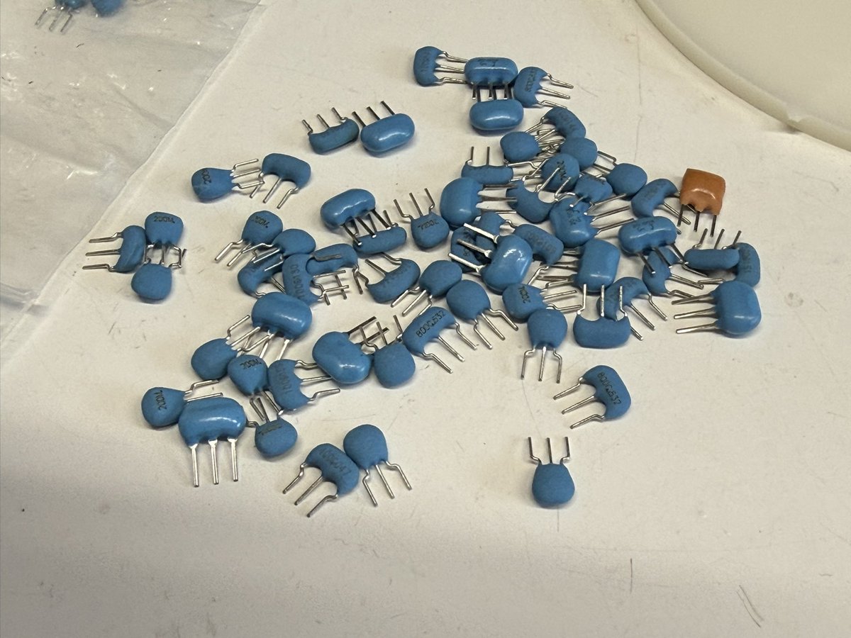 mkbtm's tweet photo. 無造作に部品棚に入ってるけど、これは今や貴重品なの？ https://t.co/zhG9GMtZEA