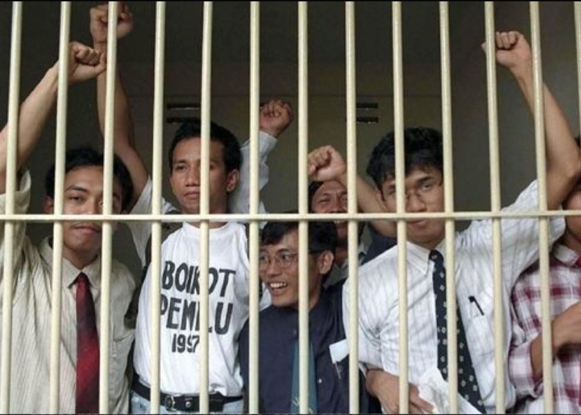 HoIsAlThere's tweet photo. @budimandjatmiko @prabowo Pak, dicari sama pria kemeja putih berkacamata di foto ini yang sudah almarhum. https://t.co/zKjzb9czql
