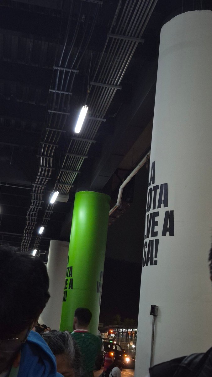 violequel's tweet photo. Que padre que pintaron las columnas (: pero para cuándo piensan arreglar las escaleras y el elevador qué llevan MESES sin funcionar???? dejan a personas de movilidad limitada sin poder acceder con facilidad @ClaraBrugadaM @MetroCDMX @MetrobusCDMX @GobCDMX https://t.co/eeP6MASKrW