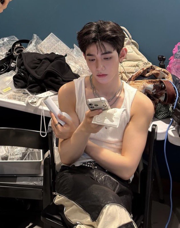 haoareyouhambin's tweet photo. why did they switch closets…. https://t.co/CWgWaJaVW8