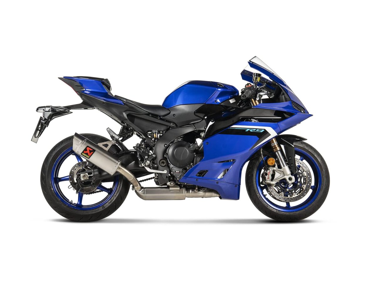 youngmachine_x's tweet photo. 【 『YZF-R9』に早くもアクラポマフラーが登場！ 】
アクラポビッチから、ヤマハYZF-R9用のJMCA政府認証フルエキゾーストマフラーが登場しました。

世界スーパースポーツ選手権（WSSP）で活躍するYZF-R1／R6のレーシングエキゾーストを踏襲したデザインを採用。
触媒コンバーターを内蔵し、日本の排出ガス・騒音規制にも対応しています。

ルックス、性能、公道での安心感を兼ね備えた注目のフルエキは、どのような仕上がりなのでしょうか。

詳細はこちら👇[PR]
 https://t.co/CGA7fxuqPj

📌 @plot_p2 

#YZFR9 #アクラポビッチ