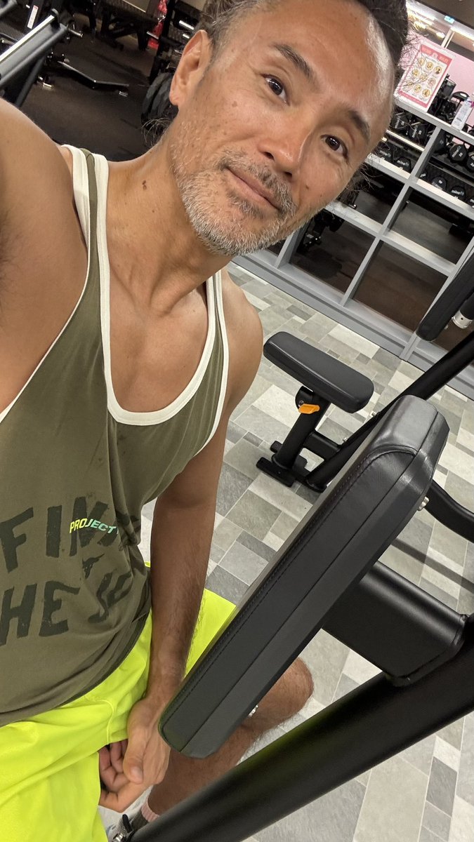 dread_runner's tweet photo. 今日は筋トレの日。ぎっくり腰2日目だけど筋トレをしない理由にはなりません。ベンチプレスやシーテッドローは痛くて無理だけど上から引く種目なら問題なくできます。なので腰に響かないメニューで攻めてきました！こういうときにレパートリーがたくさんあればなと思った。僕の引き出しは空っぽです😭 https://t.co/IW2UntsYtT