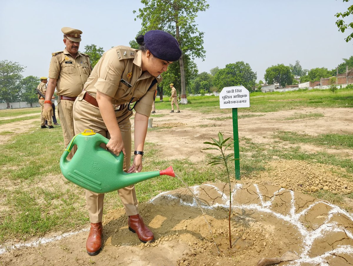 ambedkarnagrpol's tweet photo. 🌿#विश्व_पर्यावरण_दिवस_2026🌿
#WorldEnvironmentDay के अवसर पर #SP_ABN @prachiIPS द्वारा #EkPedMaaKeNaam के अंतर्गत वृक्षारोपण किया गया। इस अवसर पर इनके नेतृत्व में अधि0/कर्मचारियों व पुलिस परिवार के बच्चों ने भी पौधारोपण कर पर्यावरण संरक्षण का संदेश दिया।
 #UPPolice https://t.co/YryXJ2zpQs