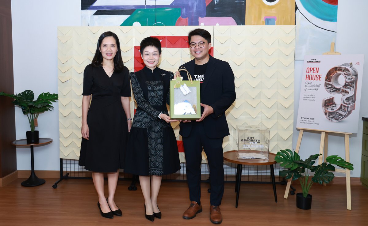 MOF_PR's tweet photo. ดร.นิตยา โสรีกุล รองอธิบดีกรมสรรพสามิต ร่วมแสดงความยินดีเนื่องในโอกาสวันคล้ายวันสถาปนาสำนักข่าว The Standard ครบรอบ 9 ปี พร้อมมอบของที่ระลึกและกล่าวแสดงความยินดีแก่ผู้บริหารของสำนักข่าวที่ให้การต้อนรับ ณ บริษัท เดอะสแตนดาร์ด จำกัด เขตห้วยขวาง กรุงเทพมหานคร เมื่อวันที่ 5 มิ.ย.2569 https://t.co/KM0MDZY4Ae