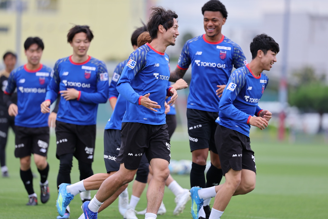 fctokyoofficial's tweet photo. 🔵TRAINING PHOTOS🔴
今シーズン最後のトレーニングが終了。
明日は、プレーオフラウンド第2戦 #セレッソ大阪 戦です🔥

このチームで、このメンバーで、勝って笑ってシーズンを終えるために💪
俺たちのコクリツでともに戦いましょう🤝🔵🔴
#室屋成 #佐藤恵允 #森重真人 #遠藤渓太
#国立最終熱戦
#fctokyo #tokyo