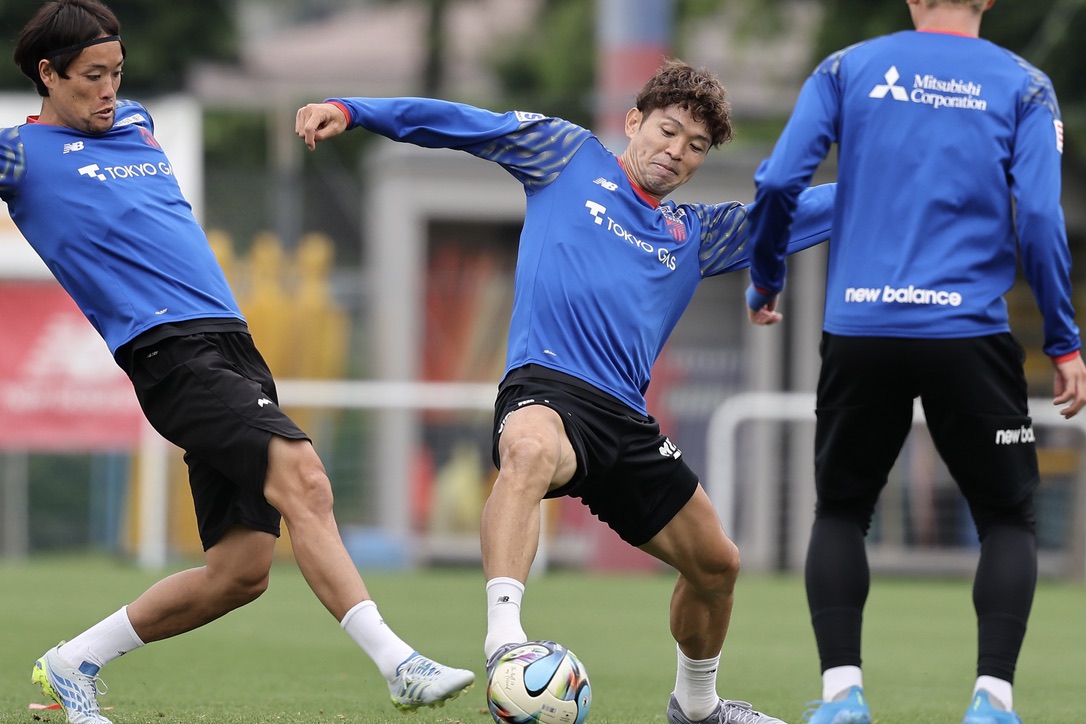 fctokyoofficial's tweet photo. 🔵TRAINING PHOTOS🔴
今シーズン最後のトレーニングが終了。
明日は、プレーオフラウンド第2戦 #セレッソ大阪 戦です🔥

このチームで、このメンバーで、勝って笑ってシーズンを終えるために💪
俺たちのコクリツでともに戦いましょう🤝🔵🔴
#室屋成 #佐藤恵允 #森重真人 #遠藤渓太
#国立最終熱戦
#fctokyo #tokyo