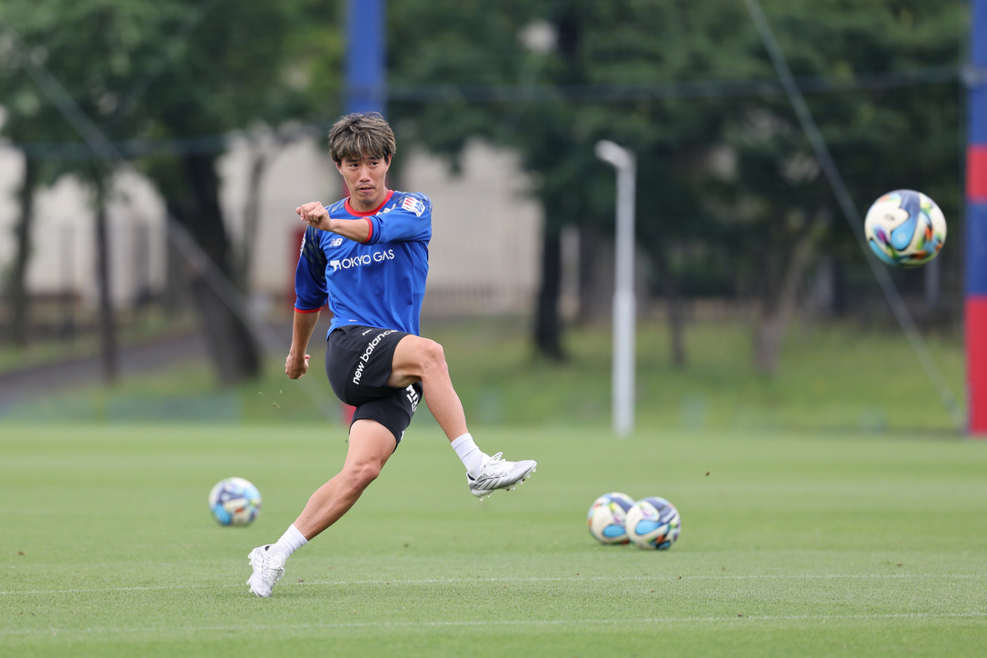 fctokyoofficial's tweet photo. 🔵TRAINING PHOTOS🔴
今シーズン最後のトレーニングが終了。
明日は、プレーオフラウンド第2戦 #セレッソ大阪 戦です🔥

このチームで、このメンバーで、勝って笑ってシーズンを終えるために💪
俺たちのコクリツでともに戦いましょう🤝🔵🔴
#室屋成 #佐藤恵允 #森重真人 #遠藤渓太
#国立最終熱戦
#fctokyo #tokyo