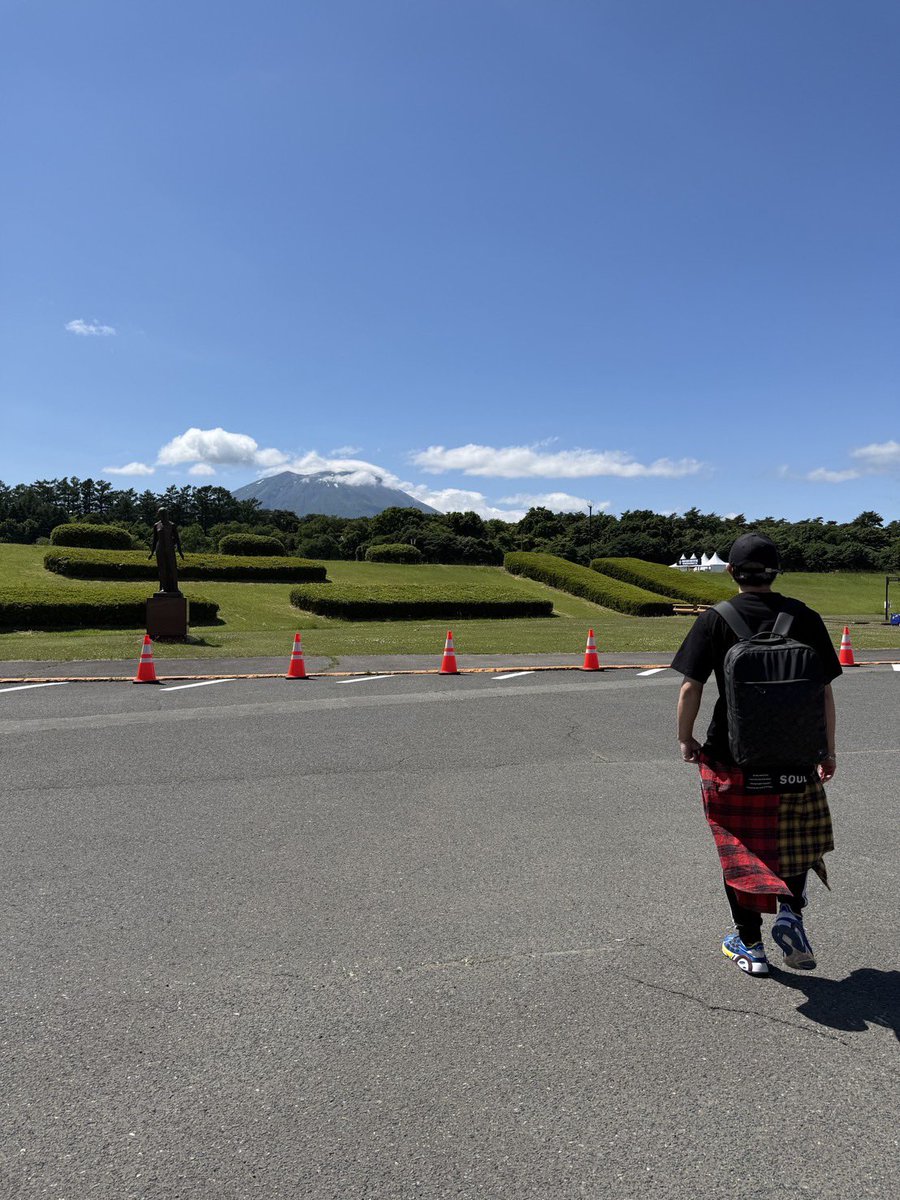 junjunmjgirly's tweet photo. ひと足先に岩手到着からの明日のフェスの会場に来ております！メチャクチャでかい！そしてメチャクチャ気持ち良い！明日もこんな感じの天候であってくれー！

そんな訳で本日はテレビ岩手「5きげんテレビ」さんに会場から2回にわたって生出演させて頂きます！15:50ごろ予定！出れてほんと嬉しい〜☺️ https://t.co/GyRunbXXC4