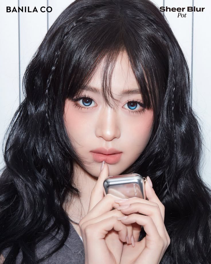 Ahyeonschart's tweet photo. BABYMONSTER’s #AHYEON was posted by popular Mexican singer and influencer Yeri Mua. She posted a stunning mirror selfie inside a Banila Co store with Ahyeon’s poster displayed behind her.

#정아현 #アヒョン #BABYMONSTER https://t.co/RHBJeYOP7V