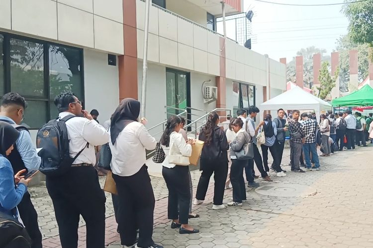 LambeSahamjja's tweet photo. Guys, ada berita hari ini yang menurut gue paling mewakili krisis yang sedang terjadi tapi paling jarang dibicarakan secara jujur.

Dika 20 tahun, lulusan SMK otomotif Bekasi sudah nganggur dua tahun. 
Sudah kirim 120 lamaran. 
Sudah datang belasan job fair. 
Tidak pernah sekali pun diterima. 
Bahkan tidak pernah dapat satu pun balasan.

Satu pun tidak.

Dan ini yang paling menyakitkan dari ceritanya:
Dika bukan pemalas. Dia aktif. 
Dia kirim lamaran ke sales, operator forklift, 
kurir bukan posisi yang butuh kualifikasi tinggi. 

Dia datang ke belasan job fair sejak lulus 2024. 
Dia bahkan pernah coba jualan makanan 
tapi kondisi ekonomi tidak mendukung 
dan akhirnya berhenti.

Sekarang dia masih bergantung uang saku orang tua. 
Sementara ayahnya sedang sakit. 
Sementara kakaknya masih butuh biaya kuliah.

Dan yang paling berat: 
dia tidak tahu apa yang salah. 
Karena tidak ada satu pun perusahaan 
yang memberi feedback. 
Tidak ada penolakan resmi. 
Hanya sunyi.

"Enggak ada jawaban sama sekali."

Dan ini konteks yang harus dipahami:

Prabowo gibran berkampanye dengan janji 19 juta lapangan pekerjaan dalam lima tahun. 
Itu kira-kira 3,8 juta per tahun.
Atau sekitar 316.000 per bulan.

Sementara di Jakarta Job Fair kemarin 37 perusahaan membuka 2.000 lowongan. Dua ribu. Untuk Jakarta kota dengan jutaan pencari kerja.

Dan Dika bukan anomali. 
Dia adalah potret dari jutaan anak muda Indonesia yang menghadapi realitas yang sama: 
lulus sekolah, tidak punya pengalaman, 
tidak ada koneksi, tidak tahu apa yang salah 
dengan CV mereka, dan tidak ada yang memberi tahu.

Dan ini yang paling pedas tentang janji 19 juta lapangan kerja:

Di mana lowongan itu? 
Di mana 316.000 pekerjaan baru per bulan yang seharusnya tercipta?

Yang ada: job fair dengan 2.000 lowongan di GOR Senen. Dikerubungi ribuan pencari kerja. 

Dan seorang anak 20 tahun yang datang dengan harapan sambil risau karena uang sakunya masih dari ayah yang sedang sakit.

Ini bukan soal Gen Z yang terlalu manja 
atau tidak mau kerja keras. 
Dika sudah kirim 120 lamaran. 
Itu bukan pemalas. 

Itu adalah seseorang yang sudah berjuang keras dan terus dihadapkan pada tembok yang tidak pernah terbuka.

Dan ini yang paling fundamental perlu dipahami:
Menciptakan lapangan kerja bukan hanya soal mengumumkan angka. 

Bukan soal membangun pabrik di atas kertas. 
Bukan soal investor asing yang datang foto dengan presiden tapi realisasinya tidak pernah diverifikasi.

Menciptakan lapangan kerja yang nyata butuh: investasi yang benar-benar masuk, industri yang benar-benar bergerak, UMKM yang benar-benar hidup, dan sistem yang menghubungkan pencari kerja dengan pemberi kerja secara efisien.

Bukan job fair di GOR dengan 2.000 lowongan untuk jutaan pencari kerja.

Dika adalah angka nyata di balik semua statistik pengangguran yang sering dikutip dengan dingin. Dia adalah 20 tahun. Dia sudah berusaha. Dan sistem tidak memberi dia satu pun pintu yang terbuka.

Sementara di atas ada janji 19 juta lapangan kerja. 
Ada pidato tentang pertumbuhan 8%. 
Ada narasi bahwa fundamental ekonomi kita kuat.

Tapi di GOR Senen hari ini ada Dika yang datang dengan harapan terakhir. Dengan uang saku dari ayah yang sakit. Untuk memasukkan lamaran ke 2.000 lowongan yang diperebutkan ribuan orang.

Itu bukan fundamental yang kuat. Itu adalah jurang antara narasi dan realitas yang tidak bisa terus diabaikan.