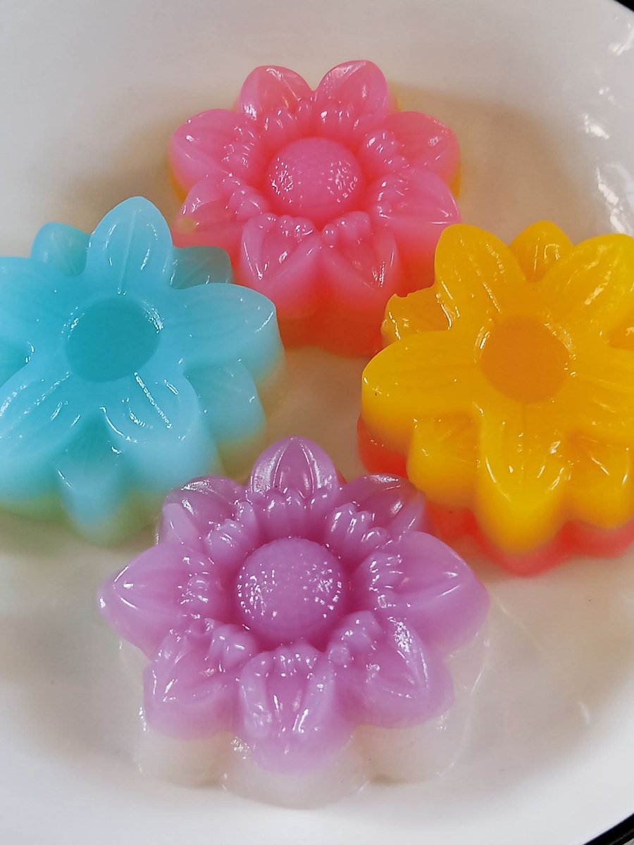 bumbim79's tweet photo. ต่อด้วยของหวานแก้เผ็ด ขนมชั้นสีสวย หอมๆ อร่อยมากค่ะ กินคาวแล้วต้องกินของหวานตาม เพิ่มน้ำหนักกันค่ะทุกคน https://t.co/kCfgZO8V3J