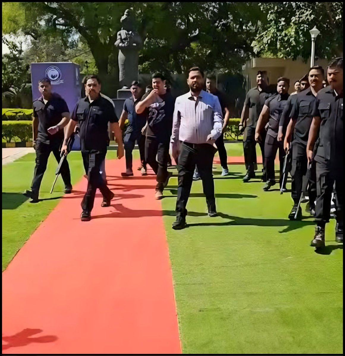 thatmarineguy21's tweet photo. Since when a teacher need so many bodyguards. https://t.co/vcMCy2P7UQ