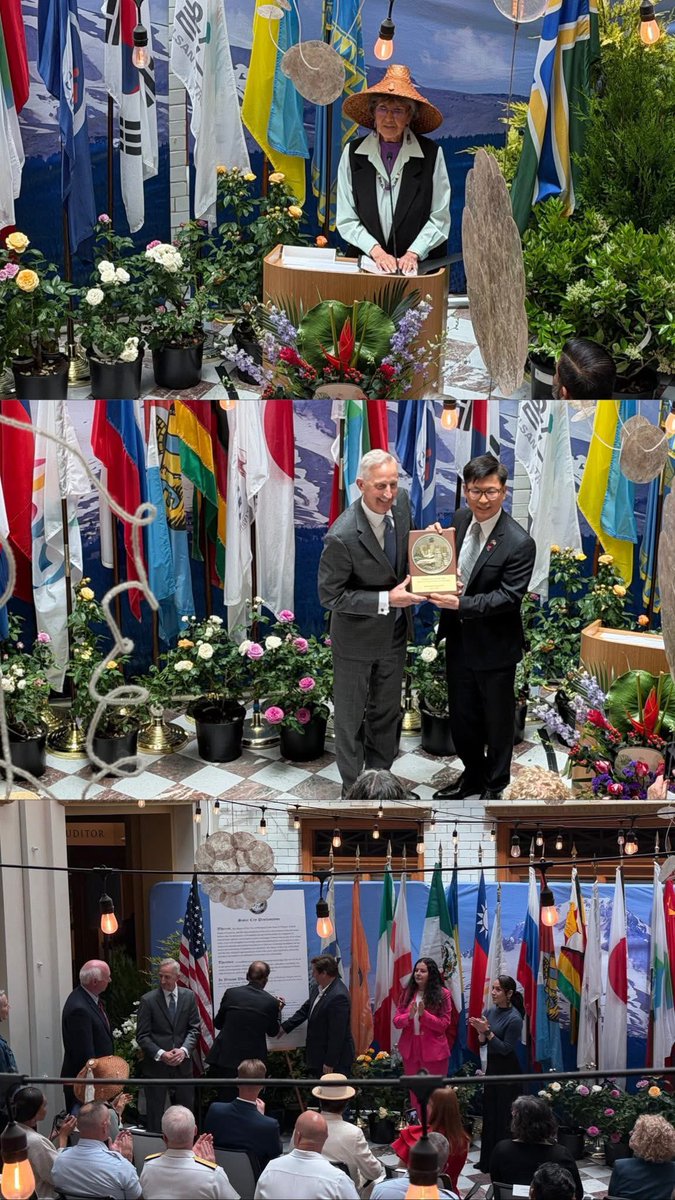 ConsulMexPot's tweet photo. 🌹 We were pleased to attend the Portland Sister Cities and Royal Rosarians Rose Festival Reception at @PortlandGov City Hall. The event included the signing of the Sister City Proclamation, reaffirming the GDL–PDX connection and the ties of cooperation between our communities. https://t.co/AbCGd97NvA