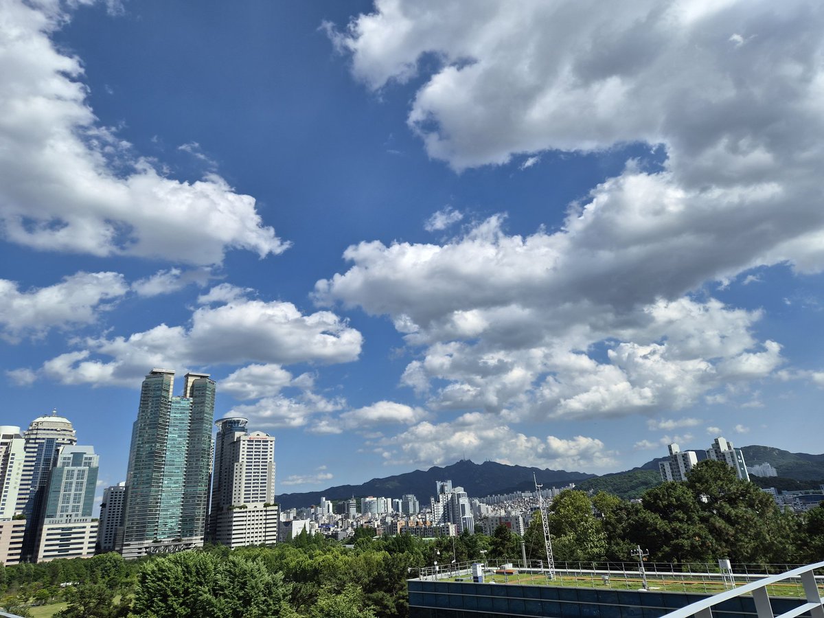 affection_1983's tweet photo. 하늘바라기 :) https://t.co/DlWxLnBkry