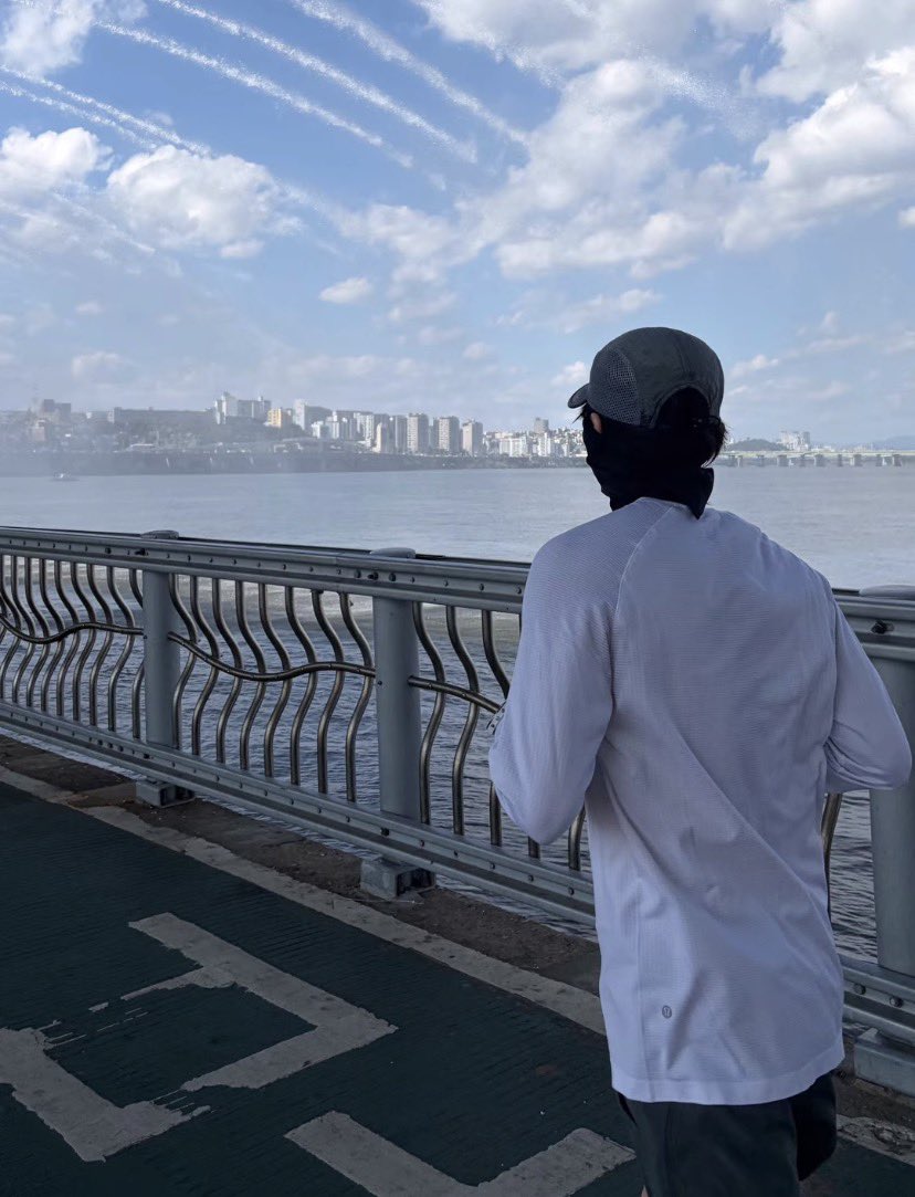 gcfbyjks's tweet photo. bom dia moots! pleno recesso do feriado e meu namorado me chamou pra correr com ele e depois tomar um café em uma cafeteria aesthetic, como está sendo a sexta de vocês ? #fotinha dele aqui https://t.co/fzodPEC6sH