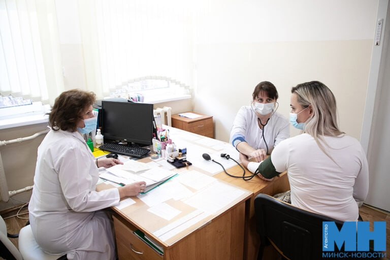 ActualidadBel's tweet photo. 🏥La disponibilidad de los médicos en Belarús creció un 3,9% en 2025.

La tasa más alta está en Minsk con 79,1 médicos por 10 mil habitantes.

En total, en el país trabajan 50.700 médicos y 123.900 profesionales de la salud.💪🏻🇧🇾 https://t.co/btcXPtpOMS