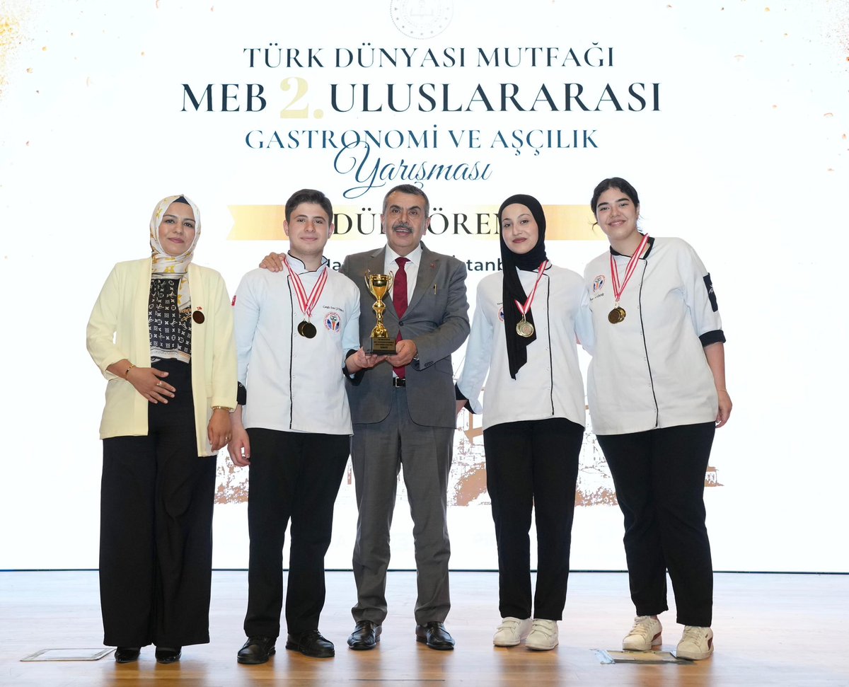 Yusuf__Tekin's tweet photo. 📍İstanbul

Türk Dünyası Mutfağı MEB 2. Uluslararası Gastronomi ve Aşçılık Yarışması'nda evlatlarımızın ve öğretmenlerimizin heyecanına ortak olduk, dereceye giren öğrencilerimize ödüllerini takdim ettik.

Türkiye'den ve gönül coğrafyalarımızdan genç şef adaylarını bir araya getiren yarışmamız, aynı medeniyet ikliminden beslenen gençlerimizin maharetlerini, birikimlerini ve kültürel hafızalarını müşterek bir anlayış etrafında buluşturması bakımından son derece anlamlıdır.

Yarışmaya katılan tüm öğrencilerimize başarılar, onlara rehberlik eden öğretmenlerimize çalışmalarda kolaylıklar diliyorum.

Bu vesileyle yarışmanın düzenlenmesinde emeği geçen herkese teşekkür ediyorum.