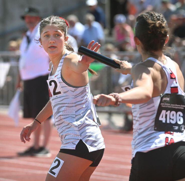 JoshuaMorgret's tweet photo. HS TRACK: Rylie Towns, Morgan Wiechman finish 2nd and 3rd in 3200 final, that and more in the girls roundup from Day 1, my third story from yesterday (photos from @ErinMcL_photo): https://t.co/fq13JttWbO https://t.co/z4aUqTff11