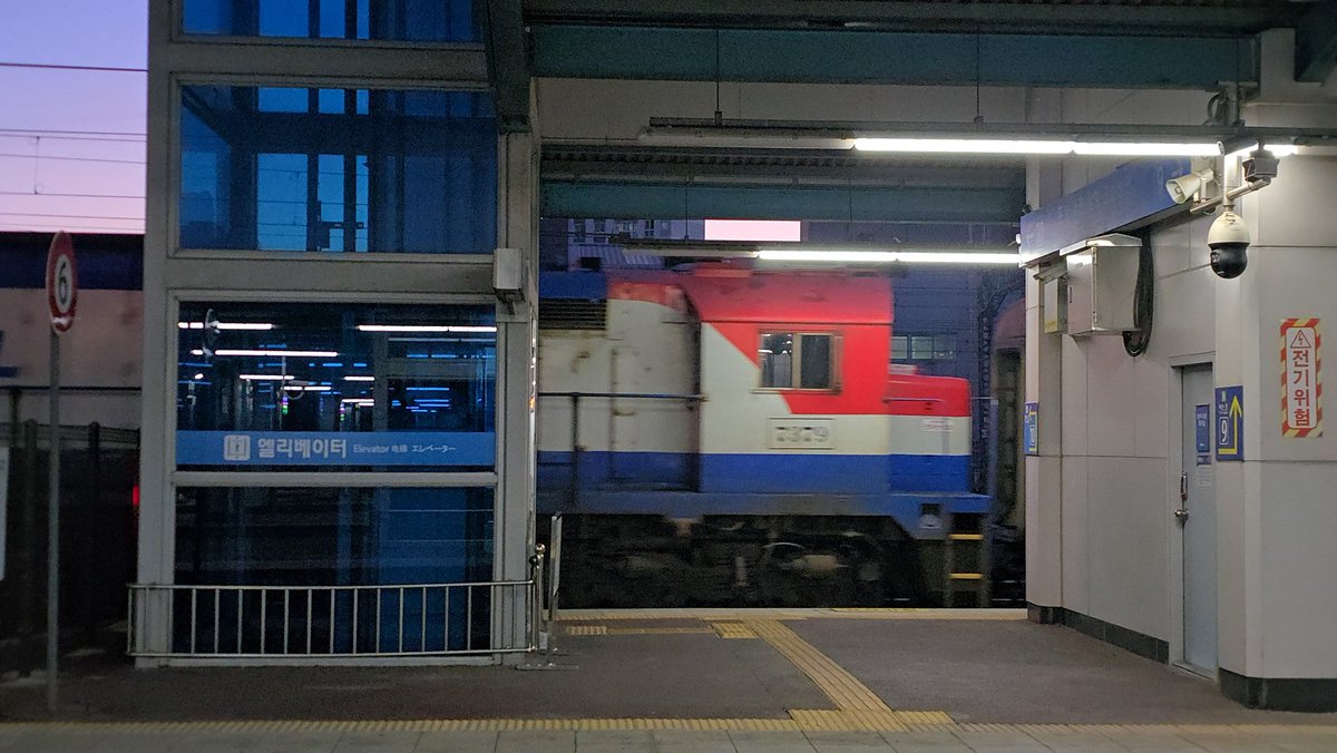 SMRT6001's tweet photo. 장항선 무궁화호 1288열차
총괄제어로 올라가네요.
DEL7433 + DEL7379
은근 장항선 막차가 총괄제어를 종종 시행하는 것 같습니다. https://t.co/X14IEyztZv