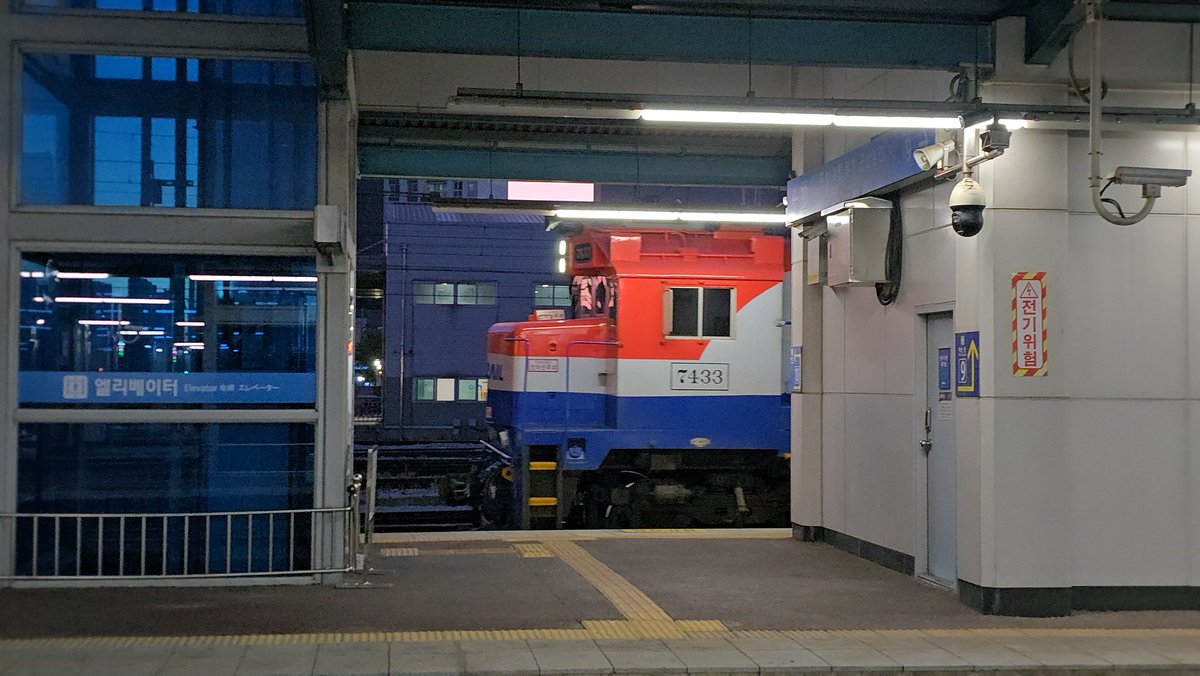 SMRT6001's tweet photo. 장항선 무궁화호 1288열차
총괄제어로 올라가네요.
DEL7433 + DEL7379
은근 장항선 막차가 총괄제어를 종종 시행하는 것 같습니다. https://t.co/X14IEyztZv