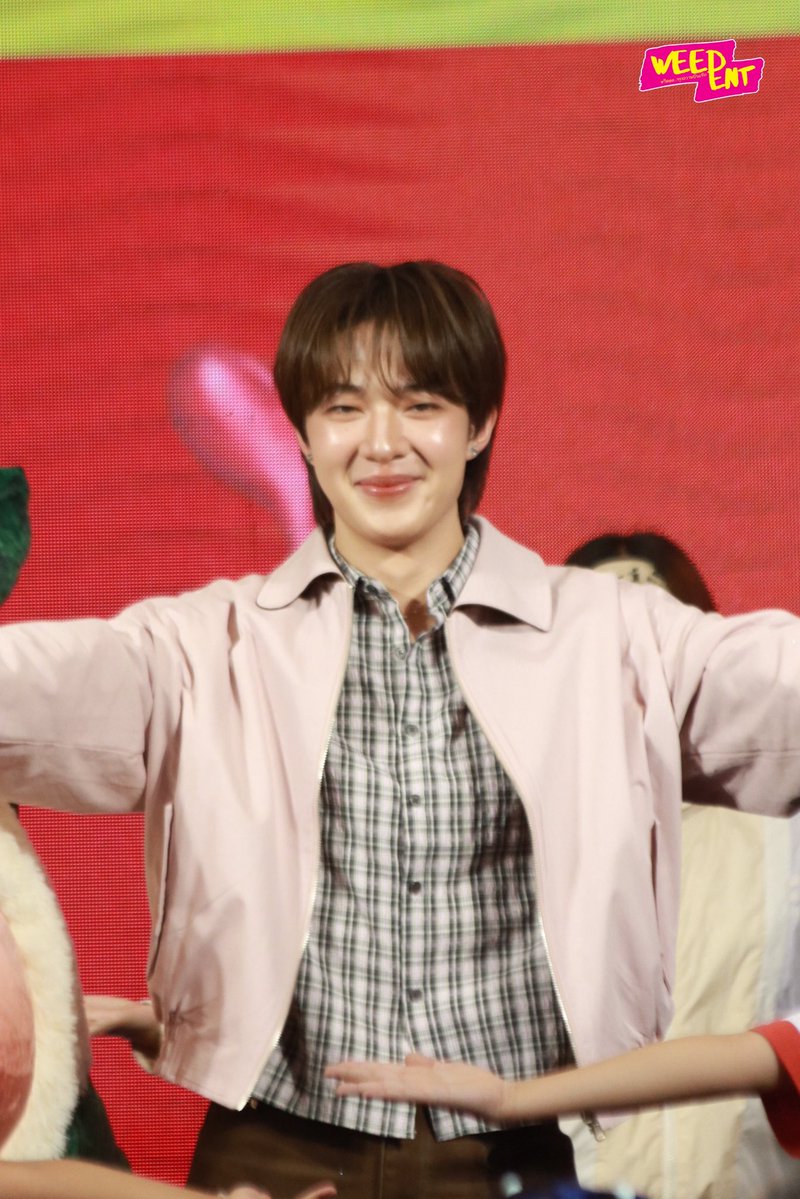 WEED_ENT's tweet photo. “นุนิว ชวรินทร์” พร้อมเสิร์ฟโมเมนต์ฮีลใจในงาน NuNew FAN MEET EXCLUSIVE กับแคมเปญ BKK SHOPPING FESTIVAL 2026 ✨🛍️

BKK SHOPPING FEST x CWR
#TheMallBangkapixNuNew 
#NuNew #ช้อปรักกรุง #BKKSF2026 
#BANGKOKSHOPPINGFEST https://t.co/tQhEY3Z0Gu