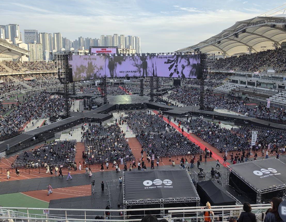 SarangNJShop's tweet photo. เสาอิงจากคอนโกยาง 
ซ้าย โซน N    ขวา โซน E

#bts_ari̇rang_worldtour_bangkok 
#BTS_WORLDTOUR_BANGKOK https://t.co/vi2UkiYI8u