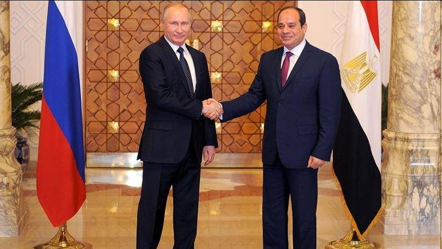 sputnik_ar's tweet photo. ◀️إشادة بوتين بالسيسي تعكس مرحلة غير مسبوقة في العلاقات المصرية الروسية - محلل سياسي

🔸قال المحلل السياسي المصري جمال رائف، إن الدبلوماسية الرئاسية بين القاهرة وموسكو لعبت دورًا محوريًا في الارتقاء بالعلاقات بين البلدين إلى مستويات غير مسبوقة.

🔸أوضح لـ"سبوتنيك"، أن "ما يجمع مصر وروسيا اليوم تجاوز الأطر التقليدية للعلاقات الثنائية، ليتحول إلى نموذج متكامل للتعاون يمتد إلى المجالات السياسية والاقتصادية والتنموية، تجسدت في عدد من المشروعات الكبرى، أبرزها محطة الضبعة النووية، إلى جانب المنطقة الصناعية الروسية في المنطقة الاقتصادية لقناة السويس"

🔸لفت أن "المشروعات الاستراتيجية تستحضر محطات تاريخية بارزة في مسار العلاقات الثنائية، وفي مقدمتها مشروع السد العالي، الذي ظل شاهدًا على قدرة البلدين على تنفيذ مشروعات كبرى ذات أثر طويل الأمد".

🔸أكد أن "التنسيق بين القاهرة وموسكو لا يقتصر على القضايا الثنائية، بل يشمل العديد من الملفات الإقليمية والدولية، وفي مقدمتها القضية الفلسطينية ودعم حل الدولتين".